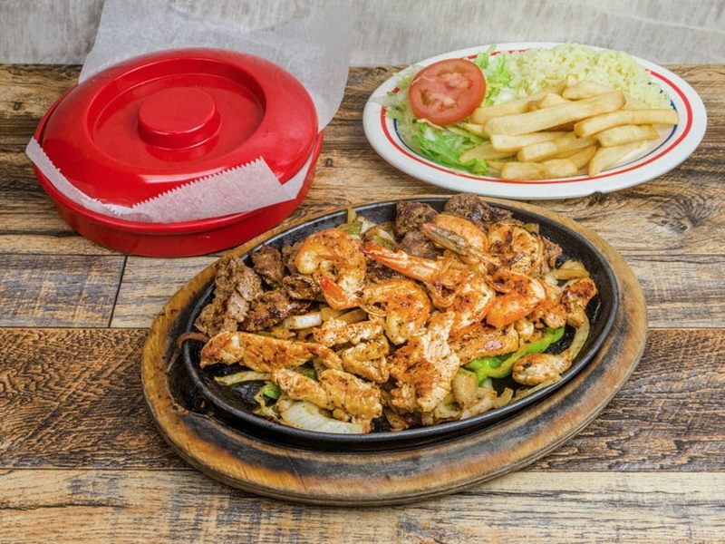 7 Mares Ensaladas Y Mariscos food
